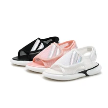 Новые летние сандалии для мальчиков, пляжная обувь для девочек, мягкая подошва, дышащая модная детская обувь, размеры E26-36