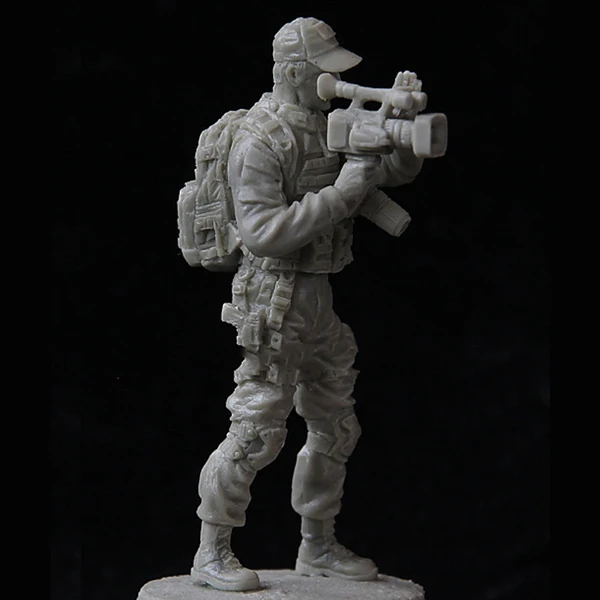

Crazy King1/35 resin figure soldier model cameraman commando package GK white model hand military 101