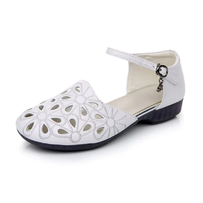 

2019 Newest Breathable Cowhide Hole Shoes Woman Summer Leather Sandals Flat-bottom Large Size 35-43 Fashion Sandals Casual Shoes