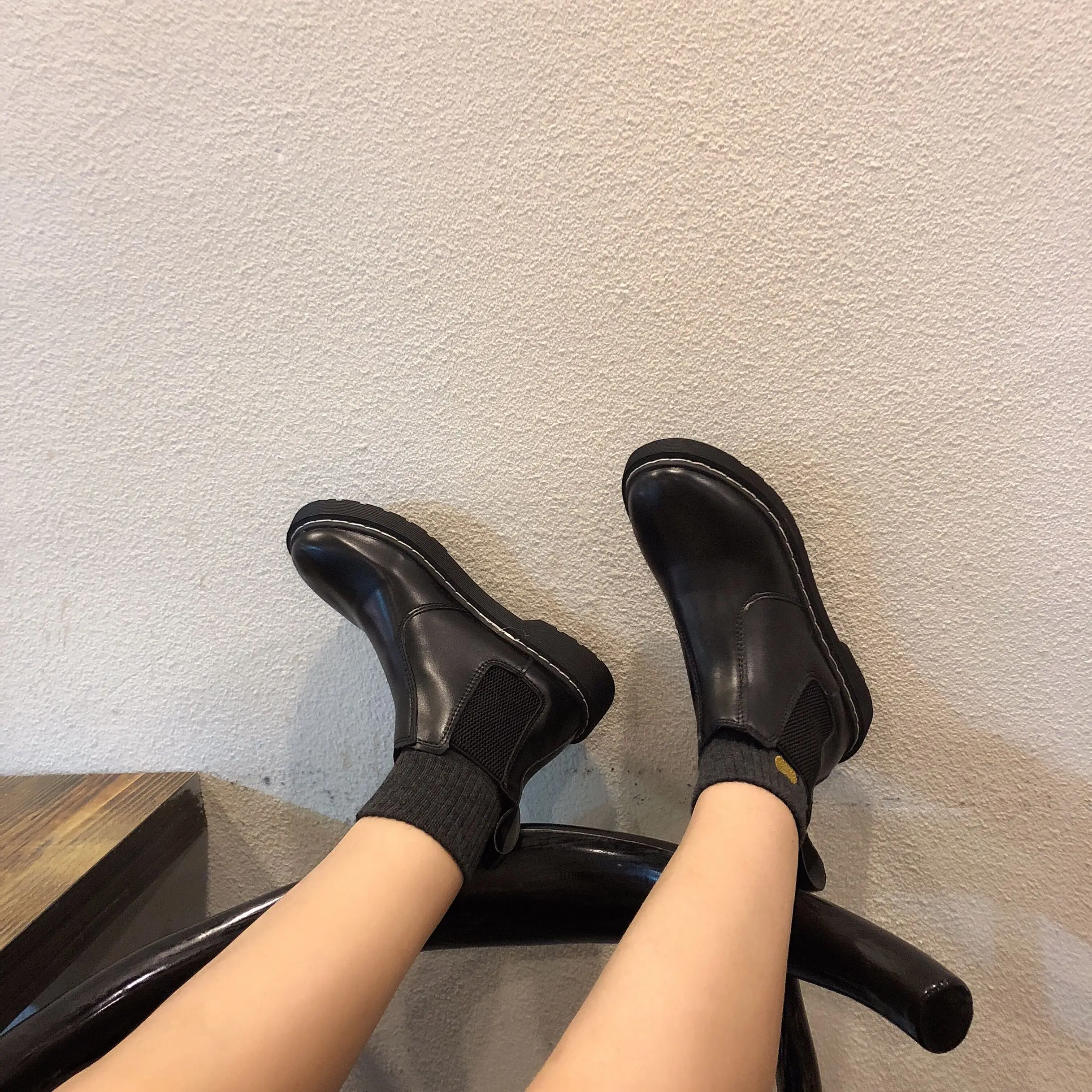 Женские ботинки; коллекция года; элегантные черные ботинки Martin на плоской подошве с круглым носком; женская универсальная простая обувь в Корейском стиле на нескользящей подошве