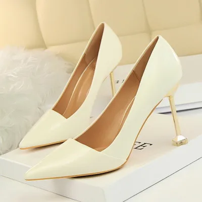 

2019 autumn new fine with shallow mouth high heels pointed head with wild professional shoes black and white stitching women's s