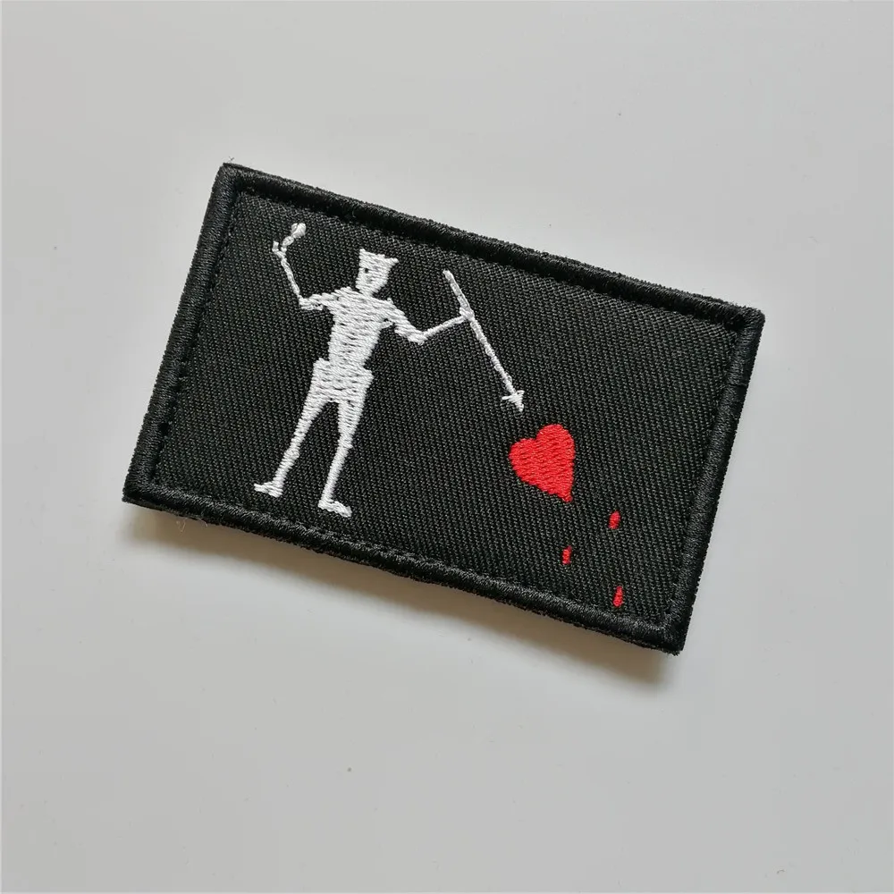 Вышитые пиратский флаг патчи череп крест красное сердце моральная, Военная патч с одной главной балкой с крючком наклейка на одежду значки ткань