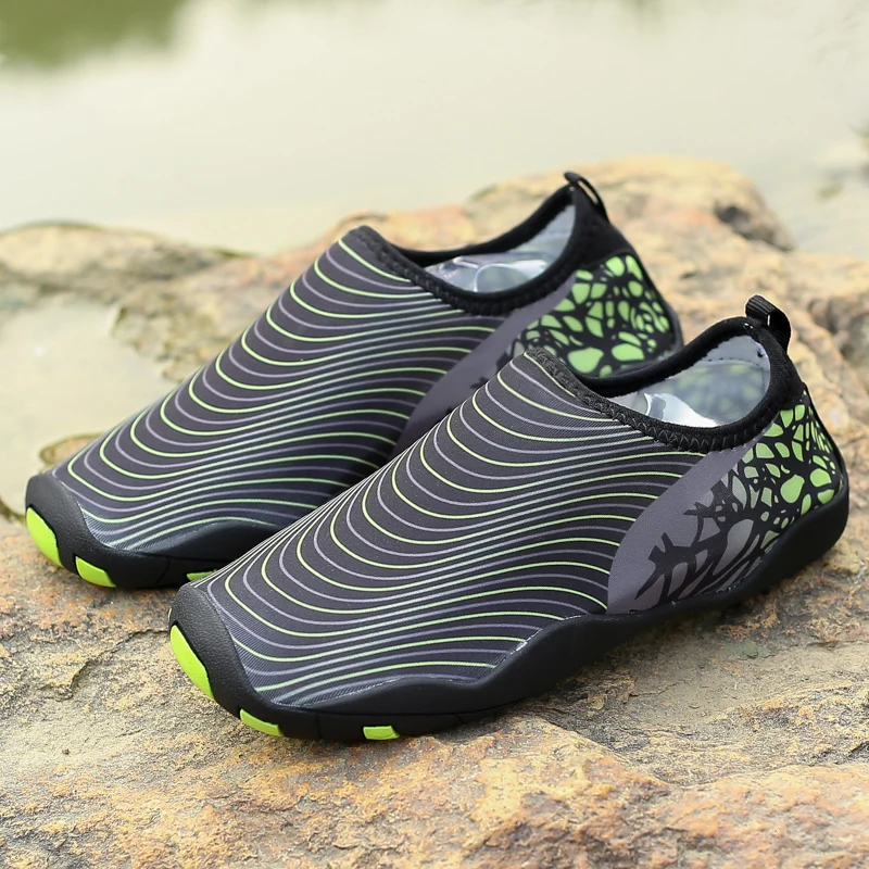 Comprar Qejevo 2018 playa Aqua zapatos agua hombres mujeres verano plana suave zapatillas surf secado rápido caminar descalzo sandalias deporte acuático