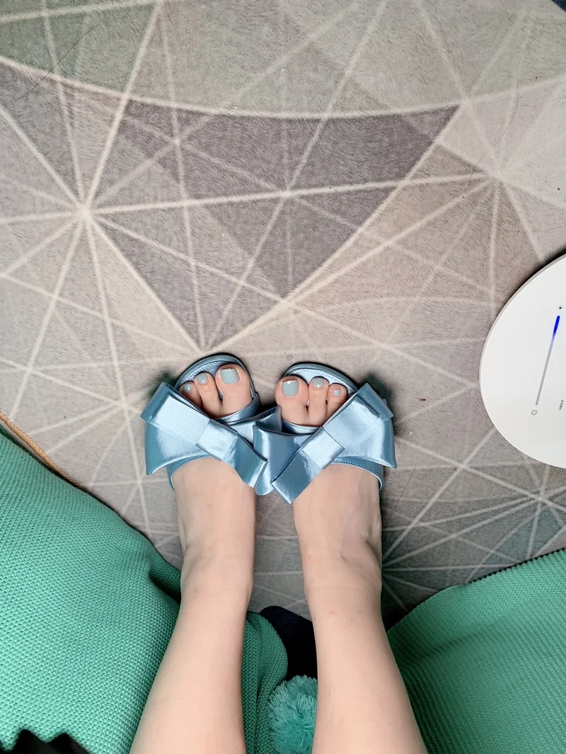 Шелковые тапочки на плоской подошве, женская обувь 2019, Корейская версия лета, новые атласные сандалии на плоской подошве с большим бантом и