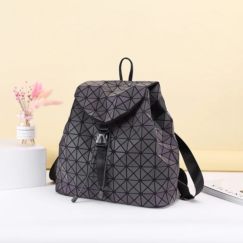 

2019 the new geometry lady's double shoulder bag, the woman's bag, the same model, the same laser bag, the bright backpack