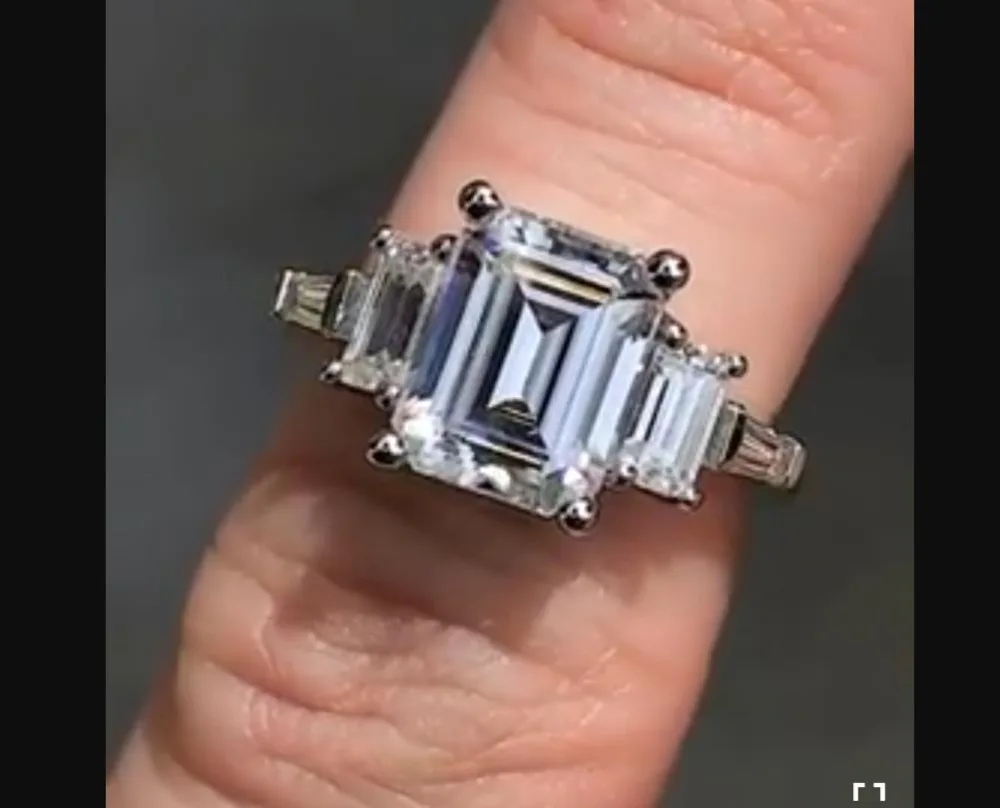 

Custom 18k White Gold Centre 5x7mm 1ct Emerald Moissanite Ring for Women