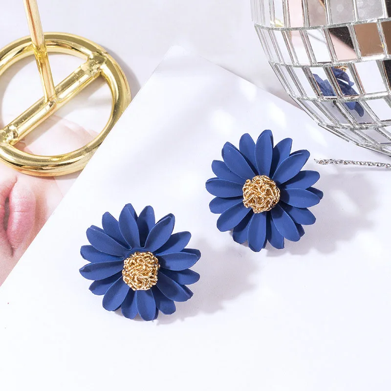 

6 Color Fashion Female Cute Daisy Flower Stud Earrings For Women Kpop Jewelry Ladies Alloy Spray Paint Fancy Earring For Girl
