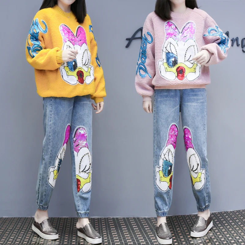 

MUMUZI 2018 Autumn and Winter Pearl and Sequined Cartoon Ducks Coat Sheepskin White and Yellow Pink High Street Coat