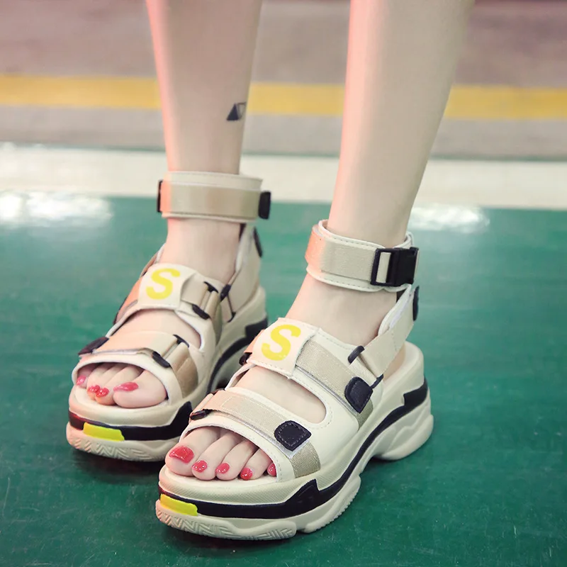 

Sandals female 2019 new wild Korean version of the thick bottom word buckle with fashion open toe muffin sandals.