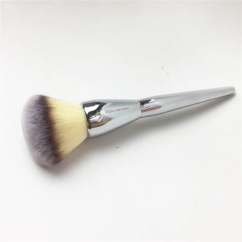 It Cosmetics Live Beauty Fully 211 All Over Powder Brush _ 1