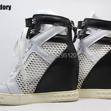 Обувь на танкетке; женская обувь на платформе и высоком каблуке; повседневная спортивная обувь на шнуровке с заклепками и вырезами; дышащая обувь с ремешками