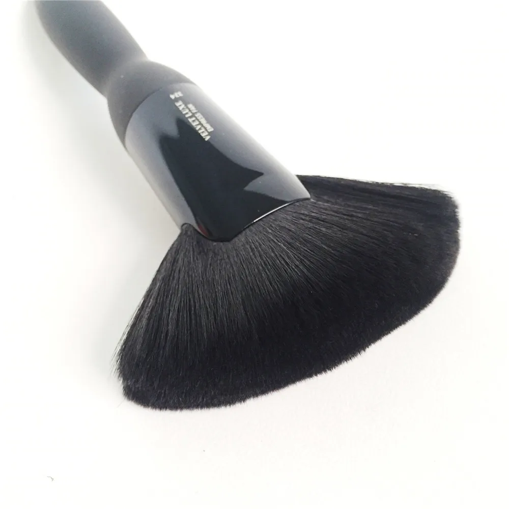 IT BRUSHES FOR ULTA Velvet Luxe Empress Fan Brush #324 _ 7