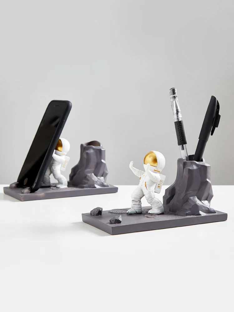 

Nordic creative home personality decoration resin astronaut penholder mobile phone stand practical desktop pendulum
