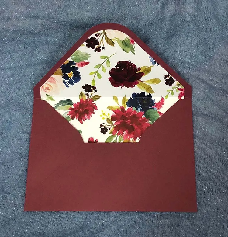 Пригласительный конверт с бордовым цветочным вкладышем 135x195 мм