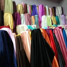 Лидер продаж, 74 цвета, 94% полиэстер, 6% спандекс, унылая эластичная атласная ткань для платья, пижамы, подкладка