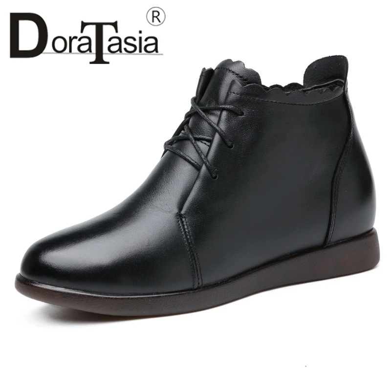 Kopen DORATASIA 2019 Nieuwe Flat Solid Lace Up Ronde Neus Mode Schoenen Vrouw Casual vrouwen Winter Warme Enkellaars Zwart big Size 35 43