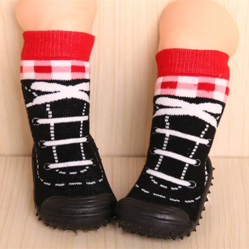 Брендовая обувь для маленьких девочек и мальчиков; мокасины для новорожденных; attipas того же дизайна; нескользящая обувь; дышащие детские носки; DS19