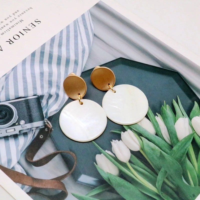 

Free Shipping Round White Shell Cute Earring