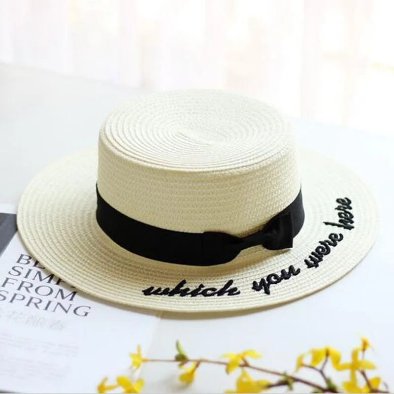 Досуг Стиль шляпа от солнца с вышитыми буквами канотье шляпа летняя лента с закругленным носком и бантом на плоской подошве наивысшего широкие поля, из соломы шляпы Для женщин Панама Fedora