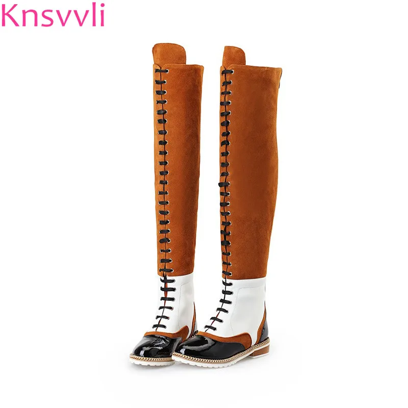 Kopen Nieuwe lederen Martin Laarzen Vrouwen Mode Gemengde Kleur Lage hak Lace Up Over De Knie Laarzen bezaaid Ketting Botas mujer