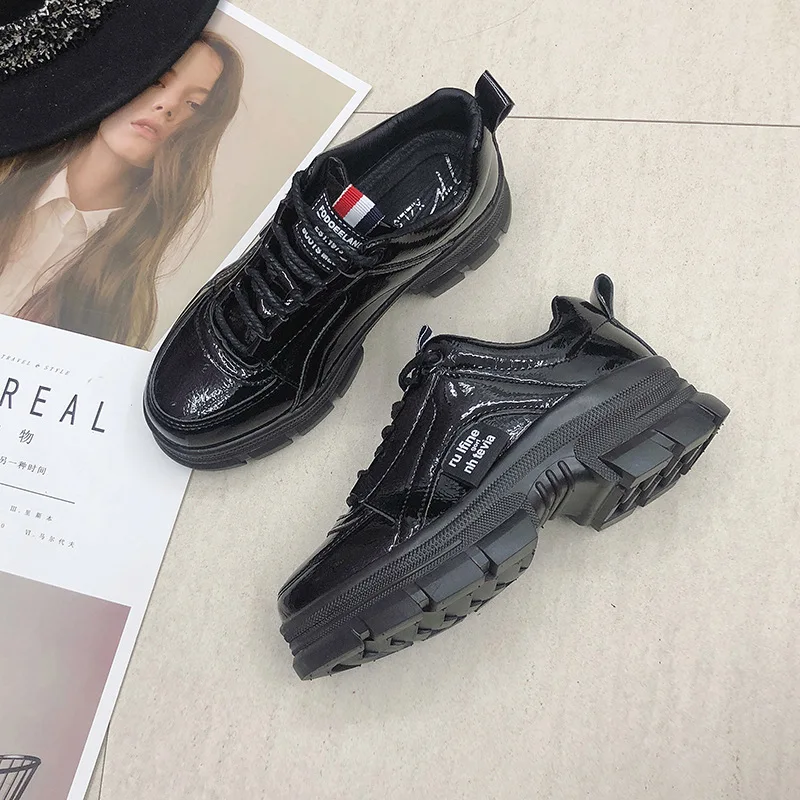 

2019 new women's platform casual shoes increased white shoes Japan brogue.