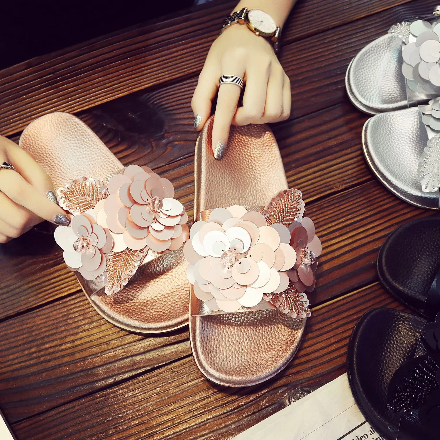 Летние тапочки; женская обувь для улицы; шикарная обувь; коллекция года; женская обувь для отдыха на плоской подошве; шикарная простая модная женская универсальная пляжная обувь в Корейском стиле