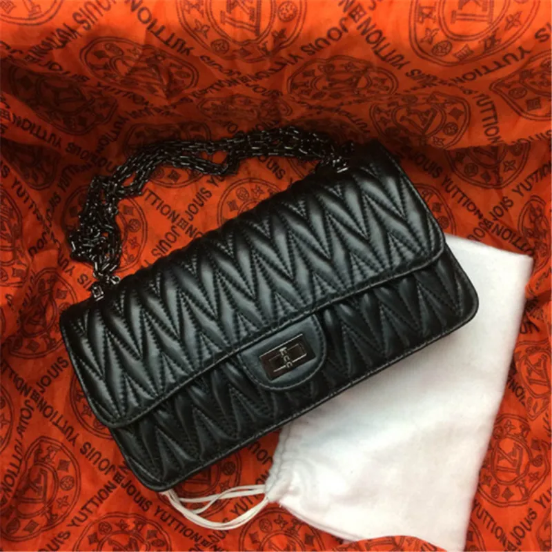 B0209 new small fragrant wind Ling grid chain women bag Europe and the United States fashion ladies wave handbag shoulder bag B0209 new small fragrant wind Ling grid chain women bag Europe and the United States fashion ladies wave handbag shoulder bag