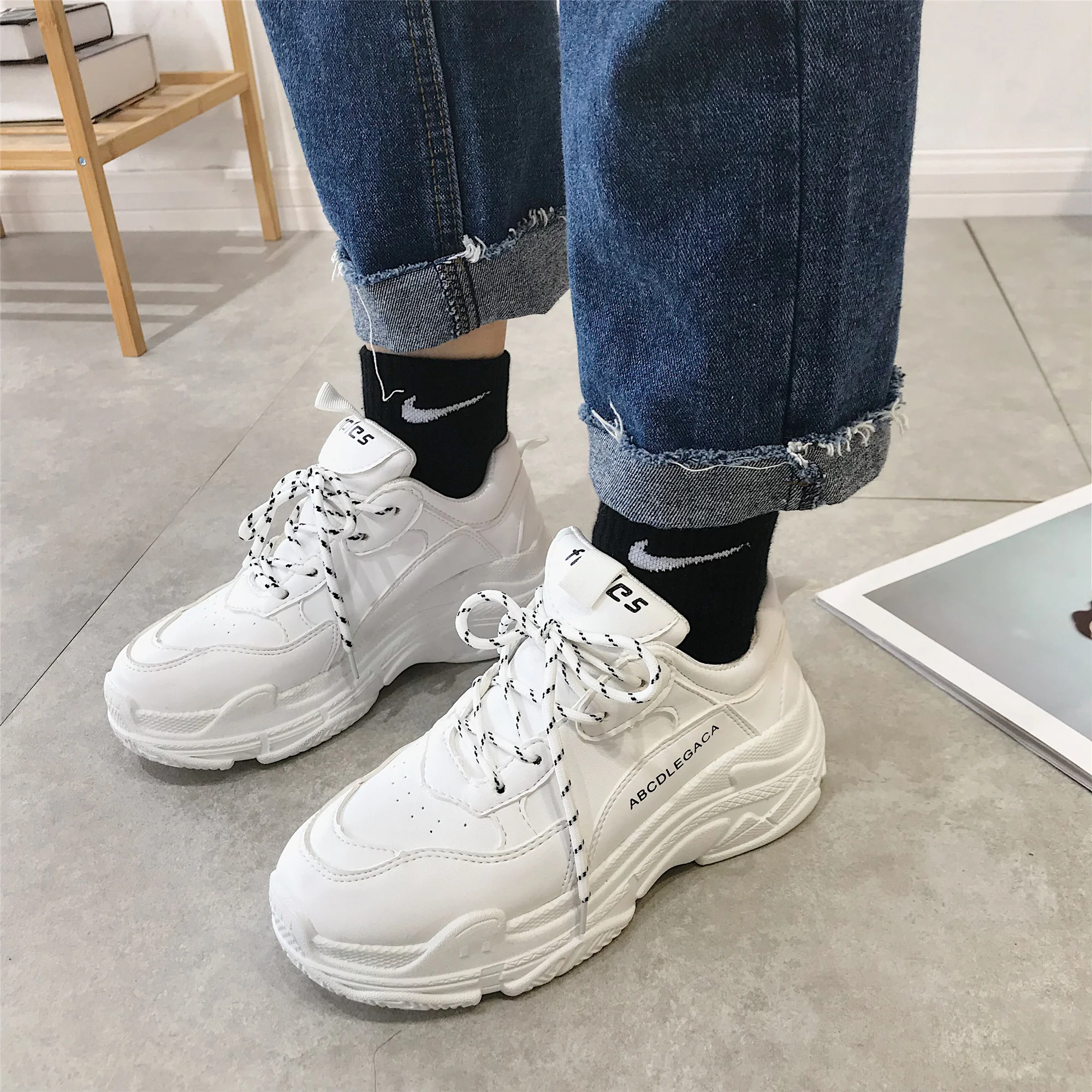 

2018 new white wild casual shoes comfortable lightweight breathable flat shoes female fast delivery