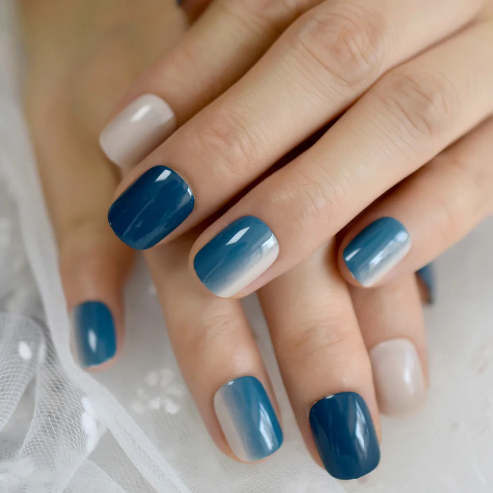 короткие градиентные разноцветные ногти темно-синий кремовый белый Омбре по...