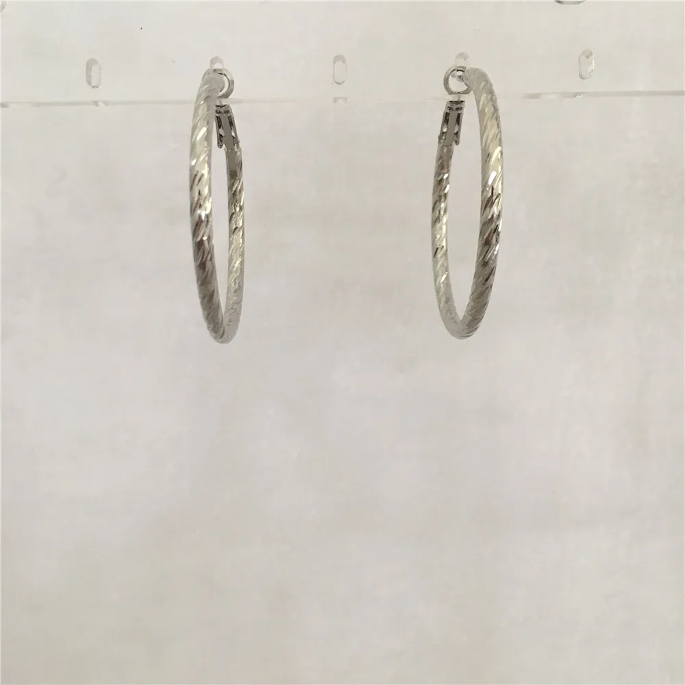 

CASUAL RHODIUM CUTTING TEXTURED MEDIUM HOOP EARRING FOR WOMAN MAN