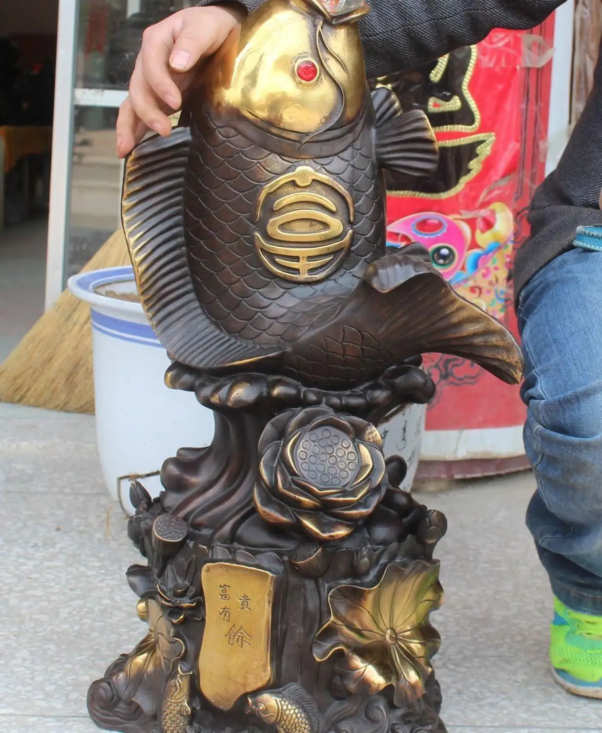 

27" Chinese FengShui Folk Bronze Gilt Lotus Leaf Fish Fishes Barracuda Statue