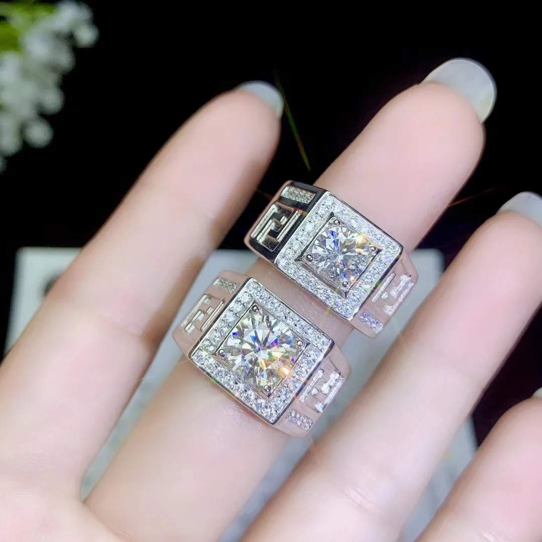 Мужские кольца Moissanite, в настоящее время самые популярные драгоценные камни, имеют высокую твердость, сравнимую с бриллиантами. 925 серебро