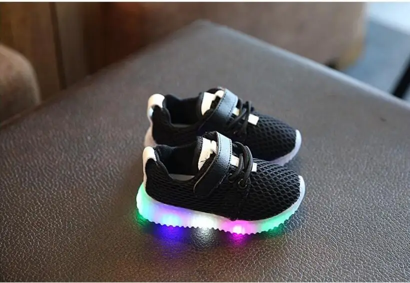 Новинка 2017 года маленьких Обувь для мальчиков Обувь для девочек дышащие Нескользящие плоские Обувь дети светодиодные светящиеся туфли