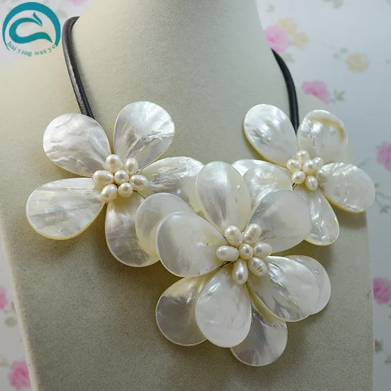 

Уникальный жемчужный ювелирный магазин, белый натуральный перламутровый цветок ручной работы, ожерелье, Черная веревка, рождественский подарок для женщин