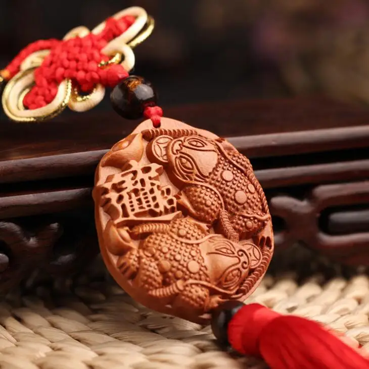 

Chinese Peach Wood Carved Animal Double Golden Toad Bitting Coin Safe And Good Luck Card Exquisite Car Interior Trim Pendant