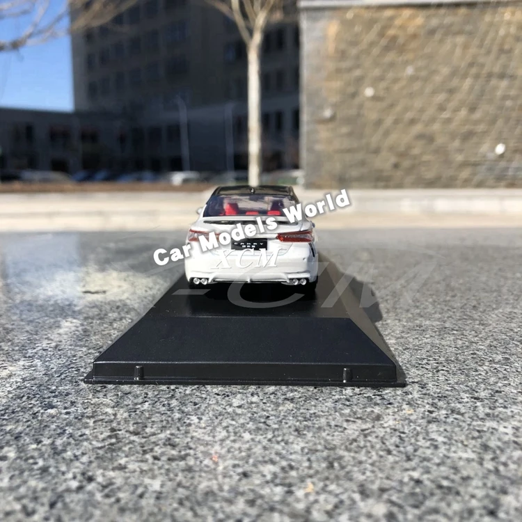 Литая под давлением модель автомобиля для всех новых Camry Sport 1:43(белый)+ маленький подарок