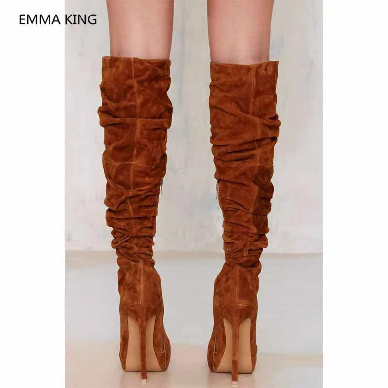 Bottes femme; коллекция года; зимняя обувь; женские сапоги до колена; кожаные высокие сапоги с золотыми заклепками; цвет бежевый, черный