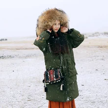 Новинка, винтажный большой воротник из натурального меха енота с капюшоном, Свободный Длинный вышитый белый пуховик на утином пуху, Женский армейский зеленый зимний жакет
