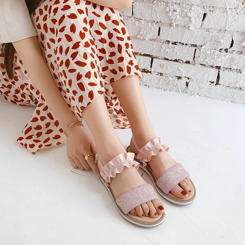 Плоские сандалии Для женщин новые летние цветок дамы сандалии с пряжкой Женственная Дамская обувь Швейные черный, белый цвет Розовый и абрикосовый цвета обувь с открытым носком C142