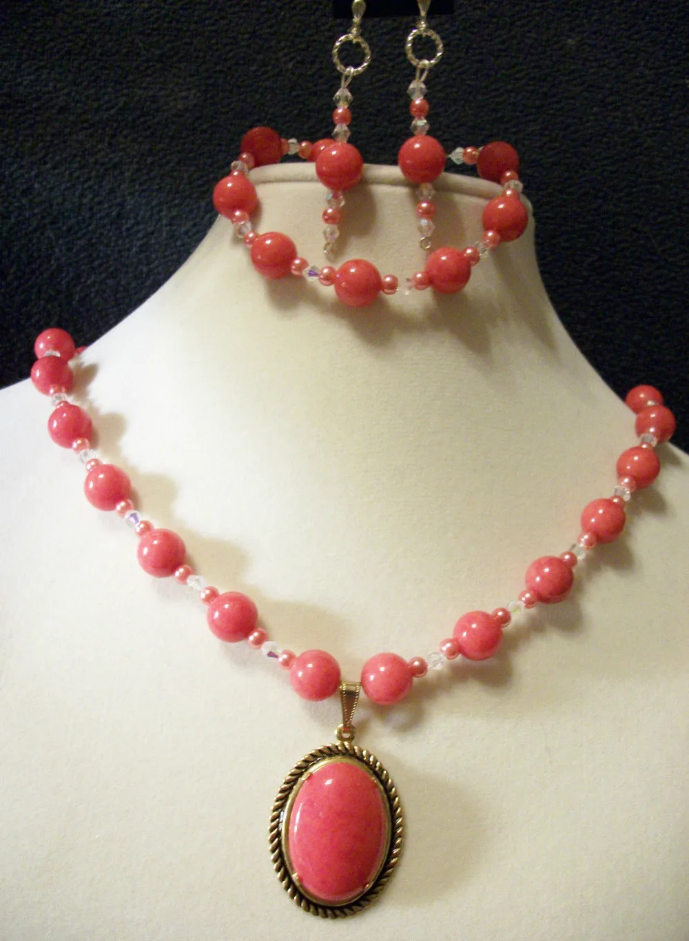 

1913 JADE/CRYSTAL/GLASS PEARL NECKLACE W/MOUNTAIN JADE PENDANT/BRACELET/EAR.