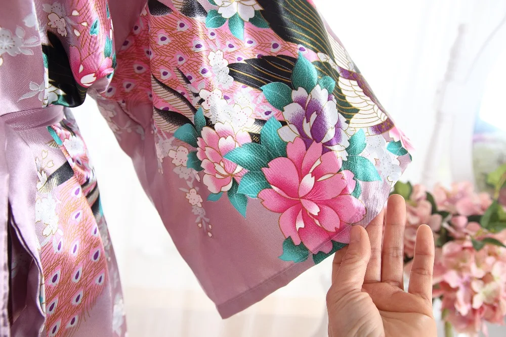 Атласный халат цветочный халат короткое кимоно Халат банный халат модный халат для женщин свадебный халат подружки невесты халат Павлин Пижама