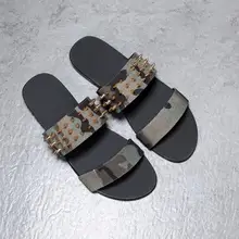 Летние мужские сандалии из натуральной кожи; Узкие тапочки с заклепками; слипоны на плоской подошве; мокасины; повседневная обувь в морском стиле; камуфляжная обувь; Scfuus