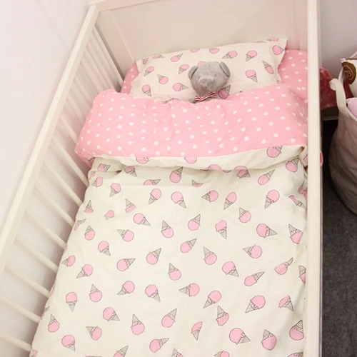 Кроватки постельных принадлежностей 3 шт. 1 комплект хлопок детские постельные принадлежности Пингвин и полосой дизайн голубого и розового цвета для мальчиков и девочек кровать - Цвет: Ice cream pink