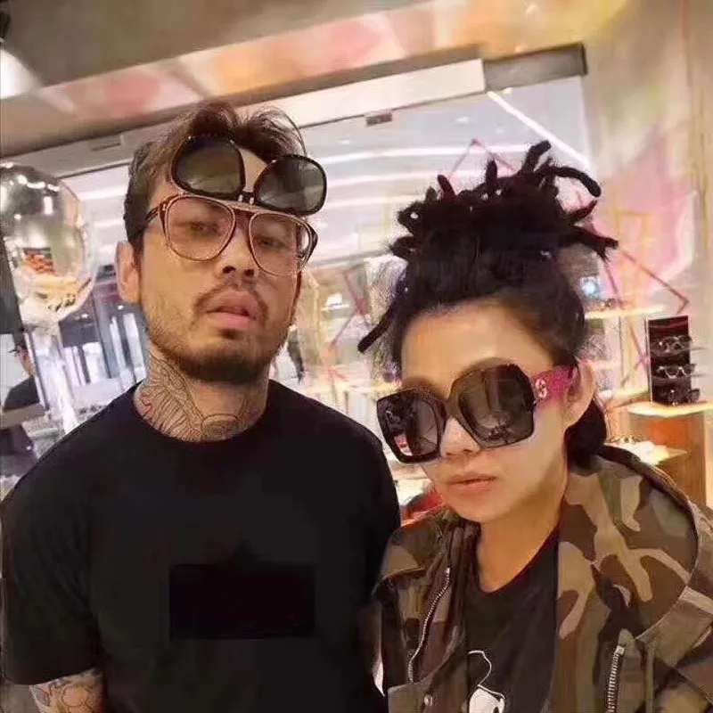 7694048749_876910906