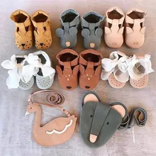 Сезон: весна–лето Брендовая детская обувь первые ходунки для малышей из натуральной кожи обувь для маленьких девочек; обувь для мальчиков, на мягкой подошве для маленьких ботинки мокасины