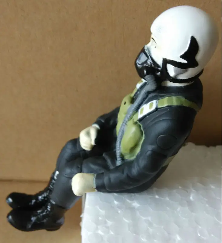 Figurine pilote RC échelle 1/7 placée dans le poste de pilotage du Freewing AT6 Texan
