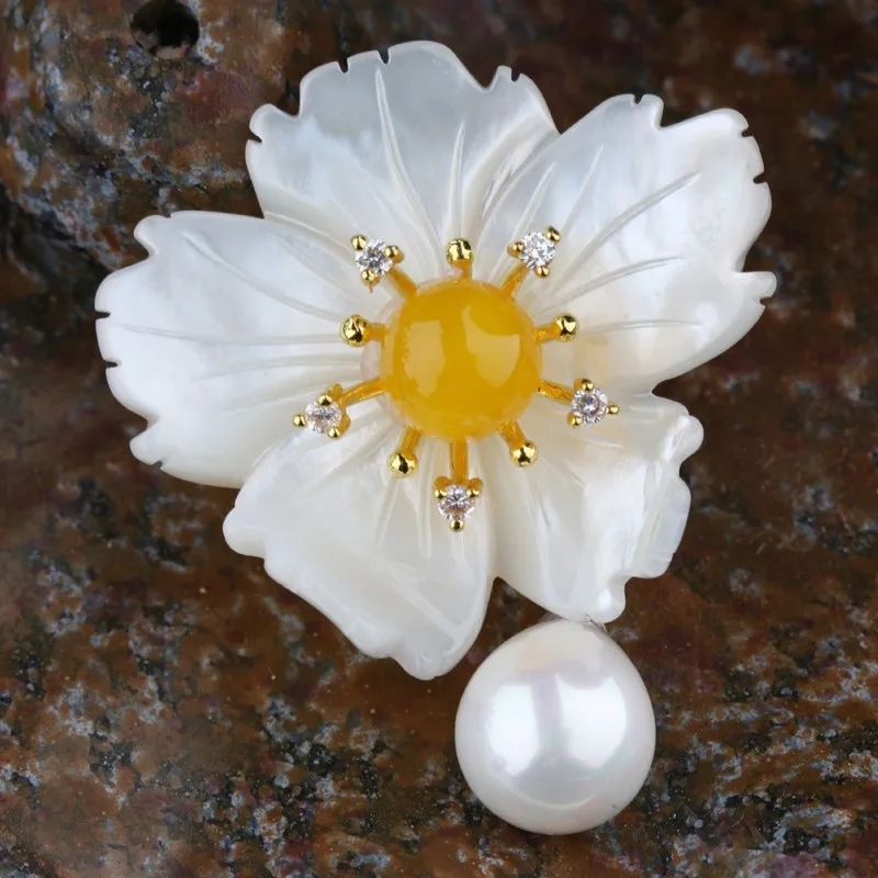  shell flower brooch  (1)