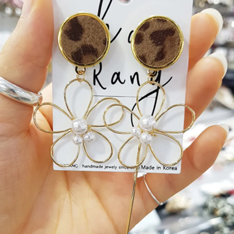 

WKOUD EAM Jewelry / 2019 New Fashion Round Leopard-print Hollow Pearl Flower Asymmetric Earrings Women's Accessories S#R99112