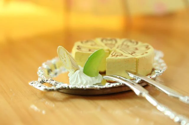 G10-X057 الأطفال طفل هدية لعبة 1:12 دمية مصغرة الأثاث مصغرة rement اكسسوارات كعكة صينية مع شوكة وسكينة مجموعة