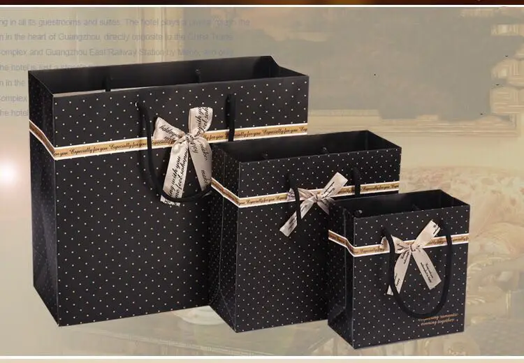 

Emerra 20x20x8cm Hot Selling European Gift Bag Black Spotted Holder Paper Bag Clothing Cosmetics Wholesale Bread Box